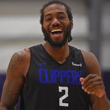 Kawhi leonard appears to have lost his braids for a new summer look. Tomer Azarly On Twitter All Smiles For Kawhi Leonard During His First Practice With The Clippers In Orlando Via Nba