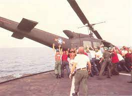 Embassy in saigon, trying to reach evacuation helicopters as . Der Fall Von Saigon Beendete Den Vietnamkrieg