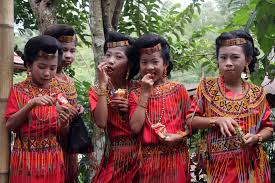 Satu di antaranya adalah ritual ma'nene dari tana toraja di sulawesi selatan. Suku Toraja Wikipedia Bahasa Indonesia Ensiklopedia Bebas