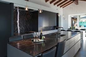 Granit, mutfak tezgahı yapmak için sıklıkla kullanılan çok sert bir malzemedir. 9umgck0hjkt7xm