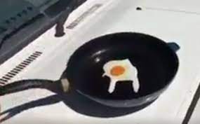 Στην Αυστραλία κάνει τόση ζέστη που ψήνουν αυγό στη λαμαρίνα αυτοκινήτου
