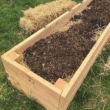 build hugelkultur raised garden beds