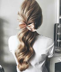 Чтобы создать красивый и пожалуй, самой модной и популярной прической для волос средней длины в этом году будут пучки. Kakie Pricheski Na Vypusknoj 2021 V Trende Topovye Idei Vypusknoj Pricheski Na Foto