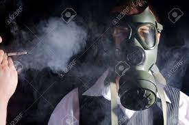 タバコの煙から保護するための防毒マスクを着た男の写真素材・画像素材 Image 11536767