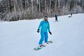 As pessoas praticam snowboard e esqui, recreação e esportes de inverno.  esquiar montanha abaixo em uma prancha de snowboard, emoções engraçadas nos  rostos de homens e mulheres | Foto Premium