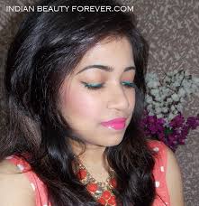 makeup look green eyeliner with pink o