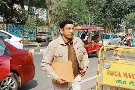 हाथ में फाइल लेकर ED ऑफिस पहुंचे जेलर प्रमोद कुमार, इस सिलसिले में होनी है  पूछताछ
