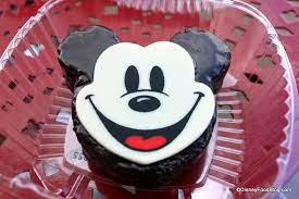 snack series mickey face cake and yet