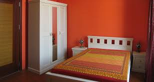 Современная спальня с функциональным хранением. Golyama Snimka Interior Byala Spalnya Na Cherveni Steni Apartament V Sofiya Mebeli Adara