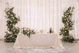 Оформление свадебного стола жениха и невесты. Фото и украшения