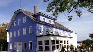 Free wifi is offered to guests guests of hotel blaues haus are also welcome to enjoy a lounge, located on site. Diessen Ringen Um Das Blaue Haus Starnberg Sz De