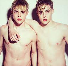 JEDWARD GETS NAKED FOR THE FANS