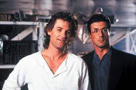 Crime lord yves perret, furious at the loss of income that tango and cash have caused him, frames the two for murder. Tango Es Cash