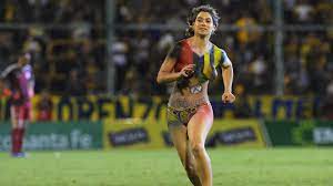 Quién es Sheila Stanolli: la mujer que saltó semidesnuda al campo de juego  en Rosario Central