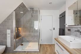 Der weg zum modernen und hübsch gestalteten badezimmer: Bad Mit Dachschrage Tipps Ideen Und Bilder Banovo