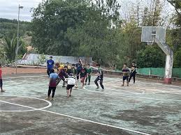 泰国清莱中华文化教育协会- 学生们的课余活动是各种球类，穿着拖鞋在篮球场踢足球也可以很快乐| Facebook