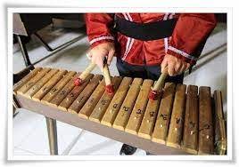 Alat musik pukul adalah alat musik yang penggunaannya dipukul untuk menghasilkan bunyi, dalam bahasa musik disebut perkusi ✅ yuk ketahui apa saja. Alat Musik Tradisional Sejarah Alat Musik Tradisional Kolintang