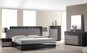 The black lacquer bedroom furniture sets are the most stylish and trendy bedroom outfits that bring out a perfect bedroom. Roma Black And Grey Lacquer Platform Bedroom Set From J M 17777 Q Coleman Furniture