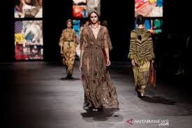 Modifikasi kain tenun jadi gaun. Dior Tampilkan Kain Tenun Ikat Indonesia Dalam Acara Paris Fashion Week Jpnn Com