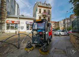 ルーマニア、ブカレスト-2018年10月28日：ドイツのハコシティマスター屋外洗浄機がブカレストのダウンタウンの舗装を掃除しているのが見られますの写真素材・画像素材 Image 137981150 さん