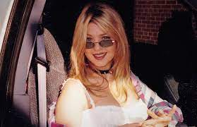 Tara Reid getting into wardrobe for Urban Legend, 1998 : r/OldSchoolCool