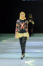 Tips memilih model baju batik atasan kombinasi polos 2020. 60 Model Baju Batik Atasan Wanita Kombinasi Terbaru 2020