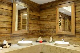 Dieses rustikale badezimmer nutzt die natürliche schönheit des holzes und lässt es zum mittelpunkt der aufmerksamkeit werden. Rustikales Badezimmer Stockbild Bild Von Badekurort Modern 8104467