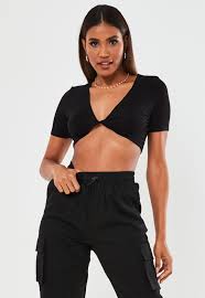 Your midriff is showing, but don't cover it up, because crop tops are totally in rn. Crop Top Mit Verdrehter Vorderseite In Schwarz Missguided