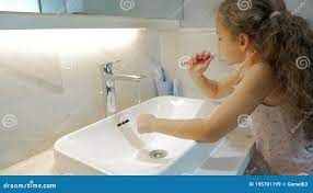 开心的肖像，可爱的白人少女在浴室刷牙. 儿童日常保健. 孩子股票视频- 视频包括有相当, 室内: 195701199