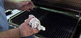 Your bbq grill has probably experienced lots of cookouts. De Gunk Your Dirty Grill Grates With Aluminum Foil Food Hacks Wonderhowto