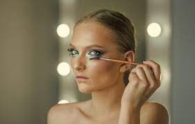 makeup model use mascara applicator
