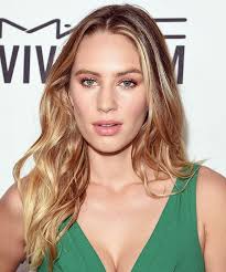 She is the daughter of sean penn and robin wright.her early public roles included modeling campaigns for gap inc., a magazine cover for treats!, a music video appearance in nick jonas' chains and an acting role in elvis & nixon Dylan Penn S Golden Bombshell Makeup From Amfar S Inspiration Gala Instyle