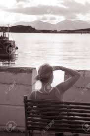 Risultati immagini per donna estate mare bianco nero