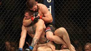 Хабиб душит МакГрегора и защищает титул в главном событии UFC 229 |  UFC