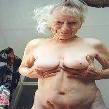 Xxx.ur alte 90 jährige oma zieht sich nackt