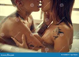 充满激情的年轻性感的纹身女同性伴侣在浴室里洗澡的同时做爱. 恋爱关系库存图片- 图片包括有色情, 欲望: 210388377