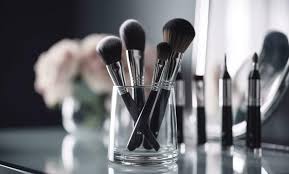 makeup brushes in a gl clean