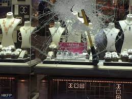 robber smashes jewellery window