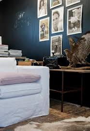 Wer sich für weiß im schlafzimmer entscheiden möchte, sich aber elegante, moderne details wünscht, kann die weiße wand mit einem solchen grauen kopfteil ergänzen. Die Wunderschone Und Effektvolle Wandfarbe Petrol Archzine