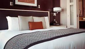 do hotels use white bed sheets