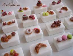 Zollette di zucchero decorate fatte in casa. Food Miniatures Zollette Con Decorazioni In Pasta Di Zucchero