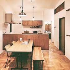 漆喰の壁 無垢の床をベースに オリーブ色のドア カップボード ステンレスワークトップの木製キッチン 洗面台 ダイニングテーブル ベンチ avボード pcデスク すべて 住む方にジャストフィットサイズになるようオリジナルのものを現場でつくっています