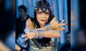 International/latin rock star alejandra guzman (silvia's real life daughter) played louise in this production. Egvuezaiitqoym