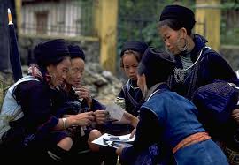 Hmong is a dialect spoken by the hmong people of vietnam. File Black Hmong Women Sapa Vietnam 1999 Jpg Wikimedia Commons