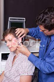 Generalmente tu doctor puede diagnosticar una infección de oído u otro trastorno basándose en los síntomas que describes y un examen. Examen Del Oido Fotografias De Stock Freeimages Com