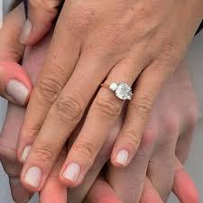 Harry and meghan appeared for the first time as an engaged couple at 2pm gmt for a photo call in front of their apartment at kensington palace and meghan gave us a first look at what we've all been waiting for: Has Meghan Markle Got A New Engagement Ring Larsen Jewellery