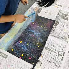 歯ブラシアート天の川を描く！】子供でも簡単！絵の具スパッタリング技法 | 大阪の子供向け絵画教室「モネスク」