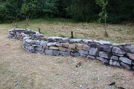 Eine bepflanzte trockenmauer kann man einfach und ohne großen aufwand selbst errichten, steine. Steinhaufen Oder Trockenmauer Anlegen Nabu
