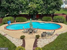 homes with a pool in newark de