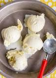 why-is-vanilla-ice-cream-white-or-yellow